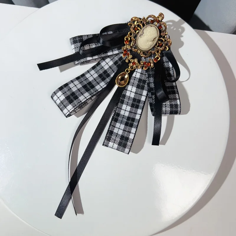 Retro Stoff Schleife Brosche Kristall Schönheit Kopf College Britischen Stil Hemd Kragen Pin Schleife Anstecknadeln für Frauen Zubehör – Detail 2