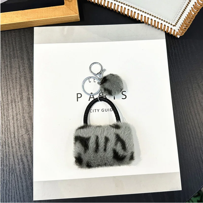 Llavero de bolso con estampado de leopardo, colgante creativo de dibujos animados de felpa amigable con los estudiantes, llavero de coche, accesorio pom-pom