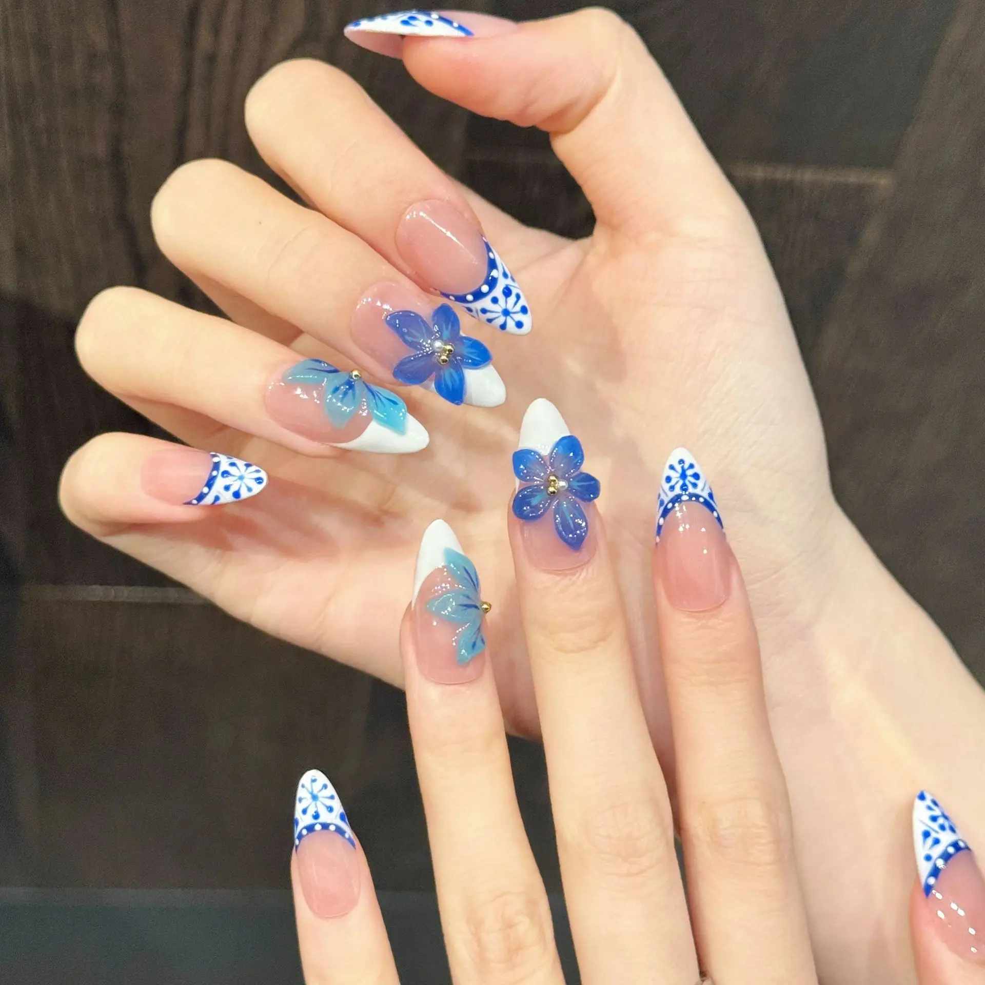 Bild 4: 10 Stück handgefertigte blau-weiße Porzellan-Kunstnägel, 3D-geschnitzte blaue Blumen, Mandelform, zum Aufkleben, chinesischer und französischer Stil, künstliche Nägel