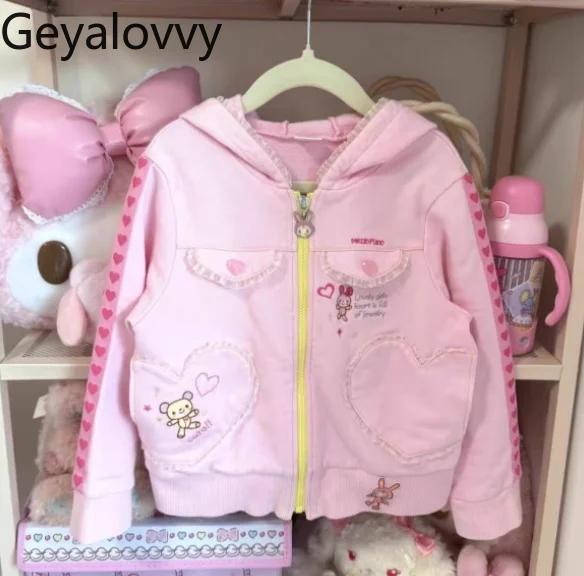 เสื้อแจ็คเก็ตมีฮู้ดสีชมพูหวานน่ารัก สไตล์สาวหวาน ทรงหลวม ใส่ได้ทั้งฤดูใบไม้ผลิและฤดูใบไม้ร่วง ดีไซน์ใหม่ น่ารักหลากหลายสไตล์ ปักลายการ์ตูนรูปหัวใจ ซิปหน้า เสื้อโค้ทตัวสั้น