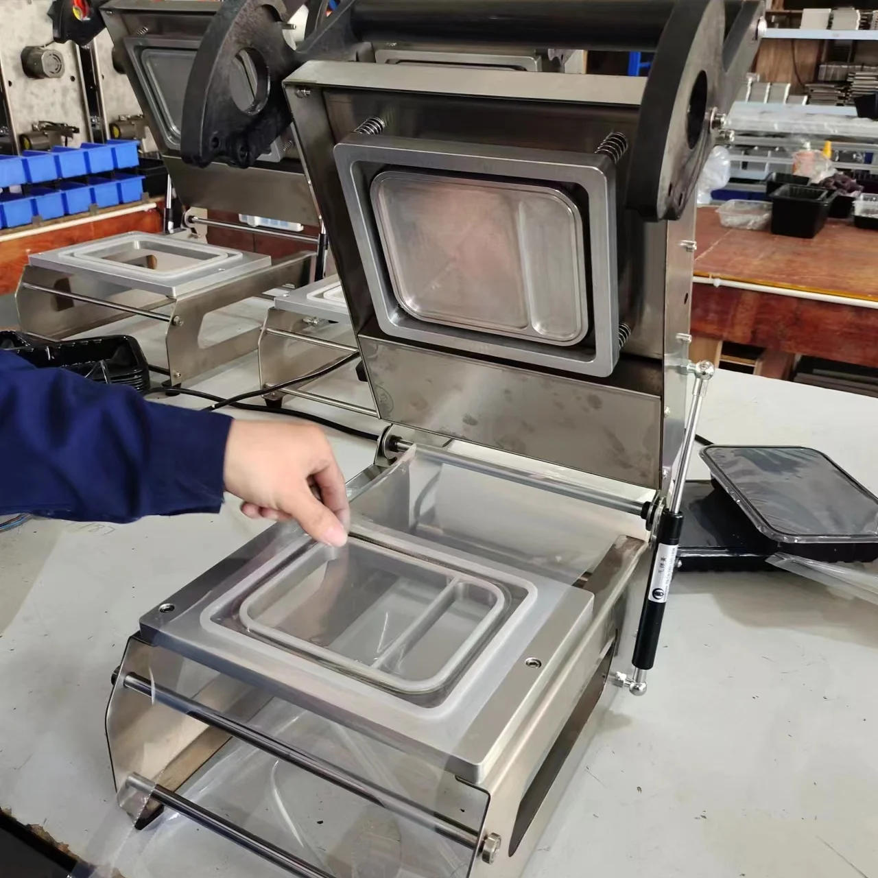 Maßgeschneiderte Heißsiegelmaschine für Lebensmitteltabletts, Handdruck-Lebensmittelverpackungsmaschine zum Mitnehmen, Lebensmittelbehälter-Tablettversiegelungsgerät