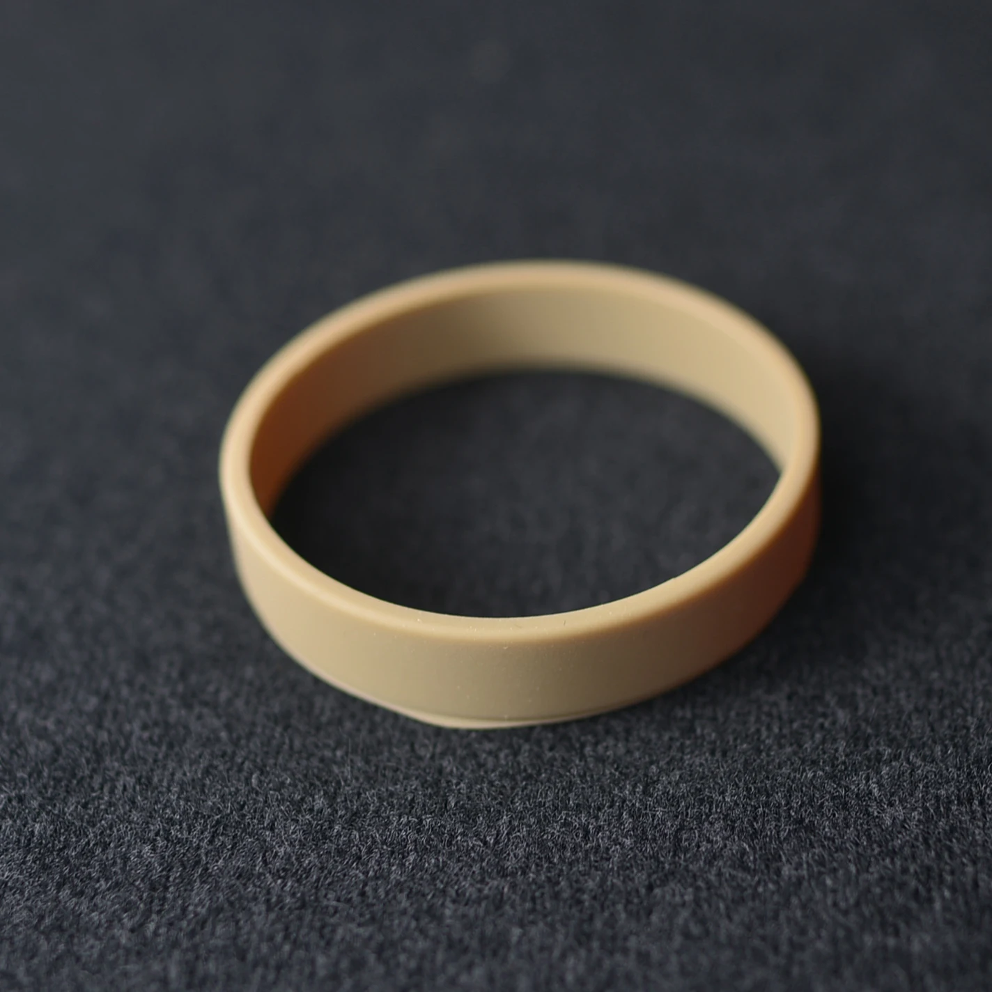 Accesorio táctico con gomas y anillos elásticos de silicona para fijar equipo - imagen 2