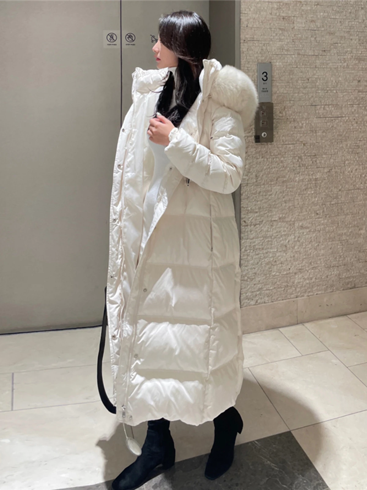 Jaet Long en duvet pour femmes, nouvelle collection hiver 2023, coupe cintrée, cintré à la taille, beau col en fourrure, duvet blanc 90