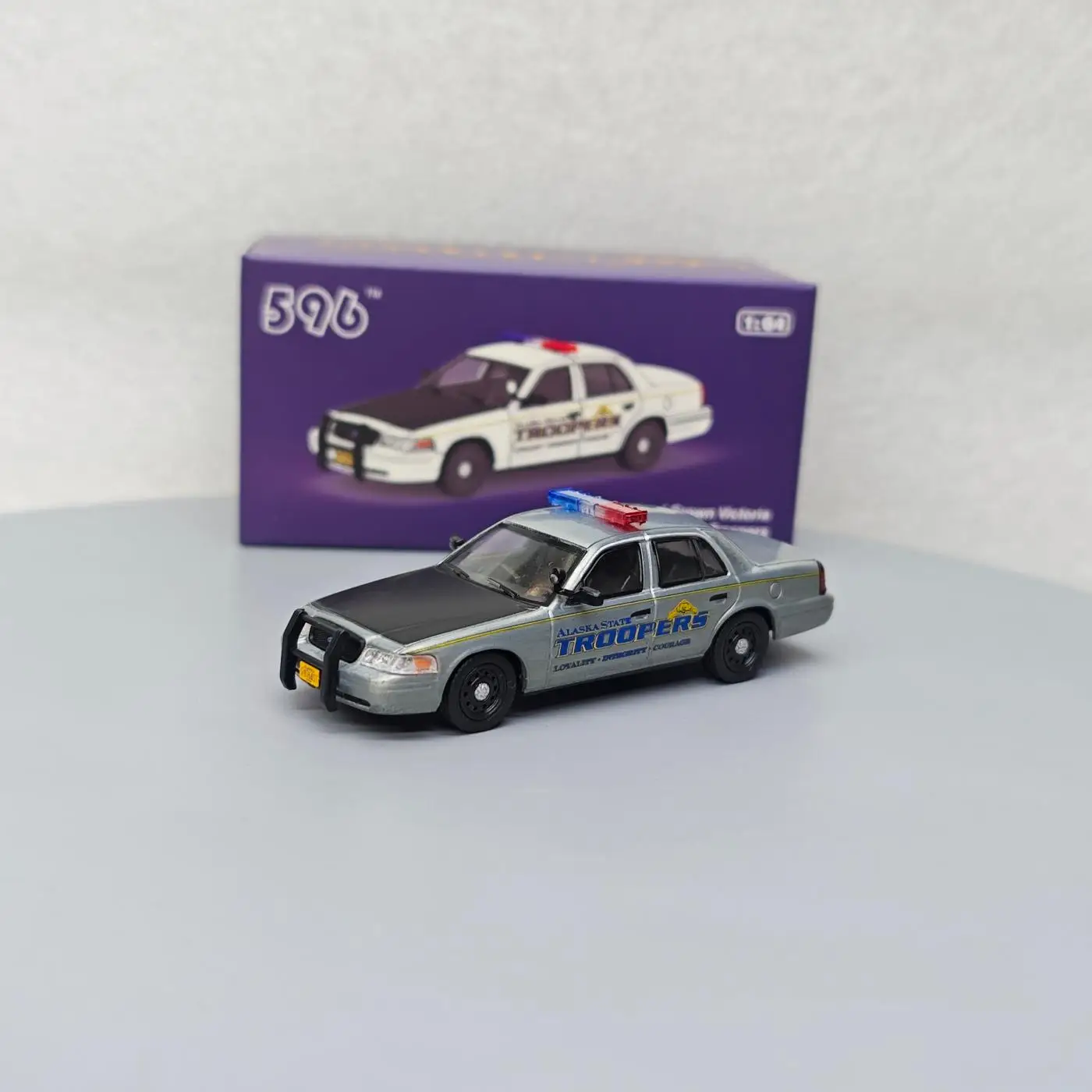 

596 1:64 Ford Crown Victoria Alaska, установленная на штату, полицейская имитация литья под давлением, модель автомобиля из металлического сплава, коллекция игрушек, подарки