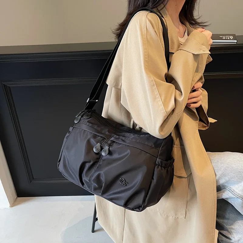 

Casual Large Capaci Crossbody Bag Sli Versatile oulder Bag Trendy Commuter Tote Bag for Summer 2025 Nylon Material