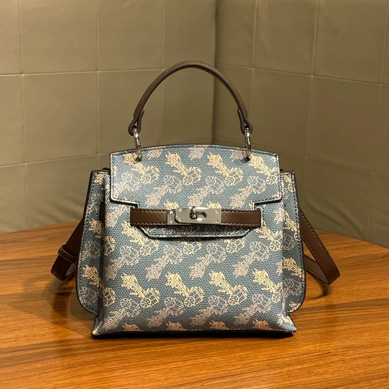 Bolso trapezoidal vintage con estampado de carruaje de caballos, bolso tote con monograma en azul polvoriento y cierre giratorio, bolso cruzado con asa superior