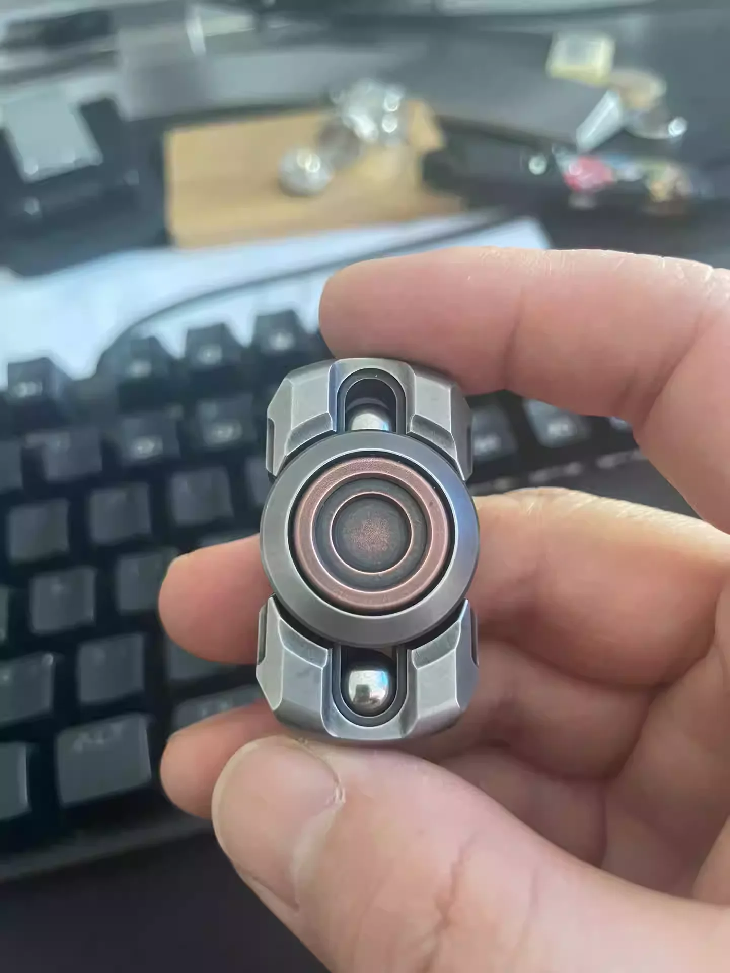 Playing with Wule Zhi Marching EDC Fingertip Gyroscope