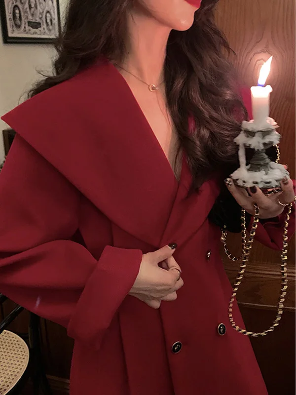 Czerwony wełniany płaszcz z podkreśleniem talii i dużym kołnierzem na Świętą Nową Rok i powrót do domu po ślubie.