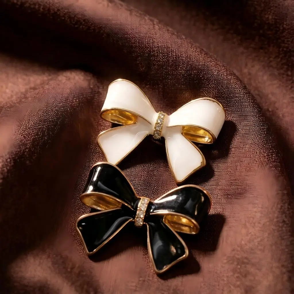 Spilla In Ceramica Effetto Bianco E Nero Con Fiocco Raffinato, Dall'aspetto Di Alta Gamma | Accessori Eleganti E Di Alta Gamma In Stile Coreano, Decorazioni Versatili Per Abbigliamento, Spille Uniche E Di Personalità, Gadget Anti-Scivolo Di Grande Valore Per Donne, Spille Versatili Di Alta Classe Adatte Per Instagram, Spille Squisite.-image
