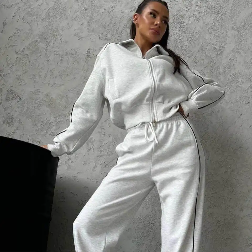 

Новый повседневный комплект 2025: кардиган с высоким воротником и длинными рукавами, толстовка, брюки в полоску с поясом, уличный стиль, средняя/низкая талия, ткань ПВХ