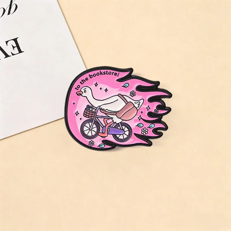Emaille-Abzeichen „Zur Buchhandlung“ – Gans auf Fahrrad, rosa Cartoon-Pin, niedliche Brosche mit Buchliebhaber-Slogan, Geschenk für Buchliebhaber – Detail 5