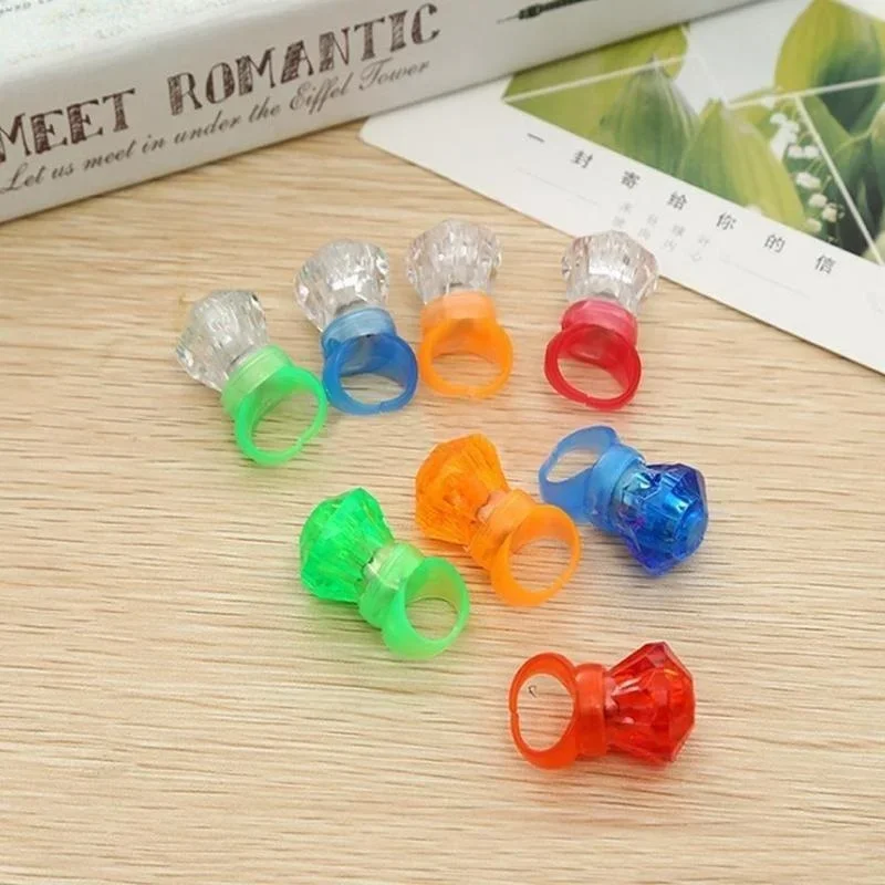 10-częściowe kreatywne prezenty festiwalowe Wielokolorowe jasne diody LED Laserowe światło pierścieniowe Lampa Belki Latarka na imprezę KTV Bar Prezent Akcesorium