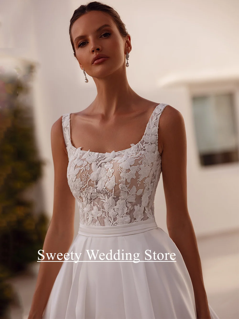 فستان زفاف ساحر مخصص برقبة مربعة بدون أكمام شفاف من خلال ذيل محكمة مزخرف على شكل حرف A فستان زفاف نسائي للعروس