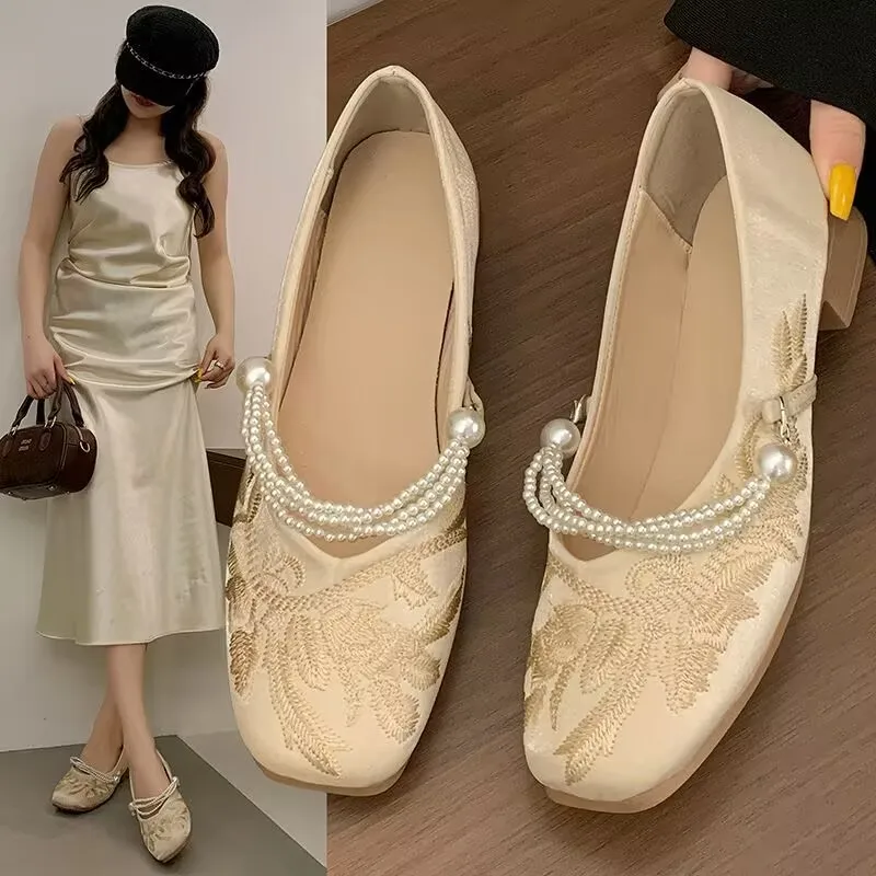 

Women Chinese Style Embroidered Shoes 2025 Spring Autumn Female Soft Bottom Breathable Cloth Shoes Retro Beading Hanfu Shoes