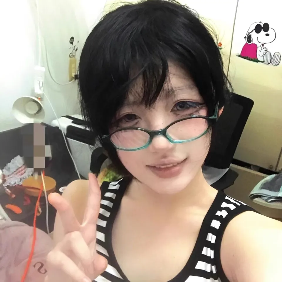 نظارات بيضاوية كلاسيكية حمراء للنساء والفتيات Y2K بإطار أخضر نظارات زجاجية مزخرفة للكمبيوتر نظارات مضادة للزرقاء مع قيادة على شاطئ البحر