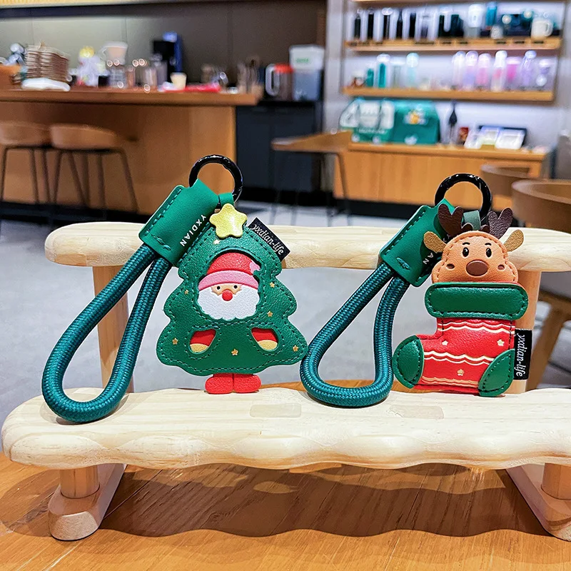 クリエイティブな革製サンタクロースキーホルダー、漫画風キーリングペンダント、ジュエリーバッグチャーム、女性・女の子向けクリスマスギフトアクセサリー