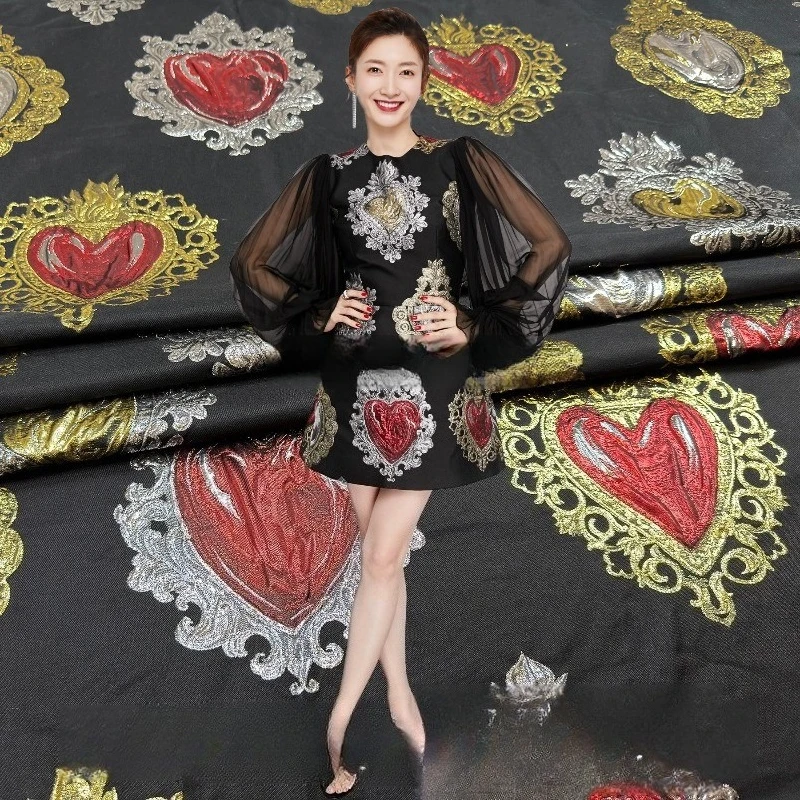 

Металлическая проволока Персиковое сердце Жаккардовая пушистая юбка Ткань Европейская и американская мода Подиумные ветровки Платье Ткань для шитья своими руками