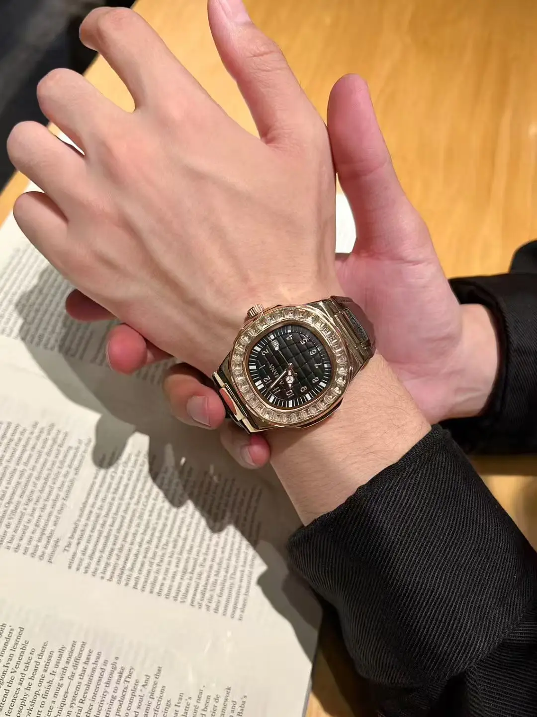 سوار جلدي وخاتم ماسي لساعة الزوجين