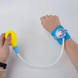 Children's doctors go home to simulate sphygmomanometer toys