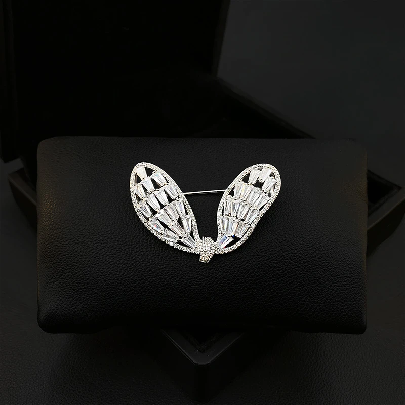 

Luxury Angel Wings Shiny Brooch Women Suit Coat Neckline Clothes Accessories Cardigan Pins Corsage Small Jewelry Decoration 5581