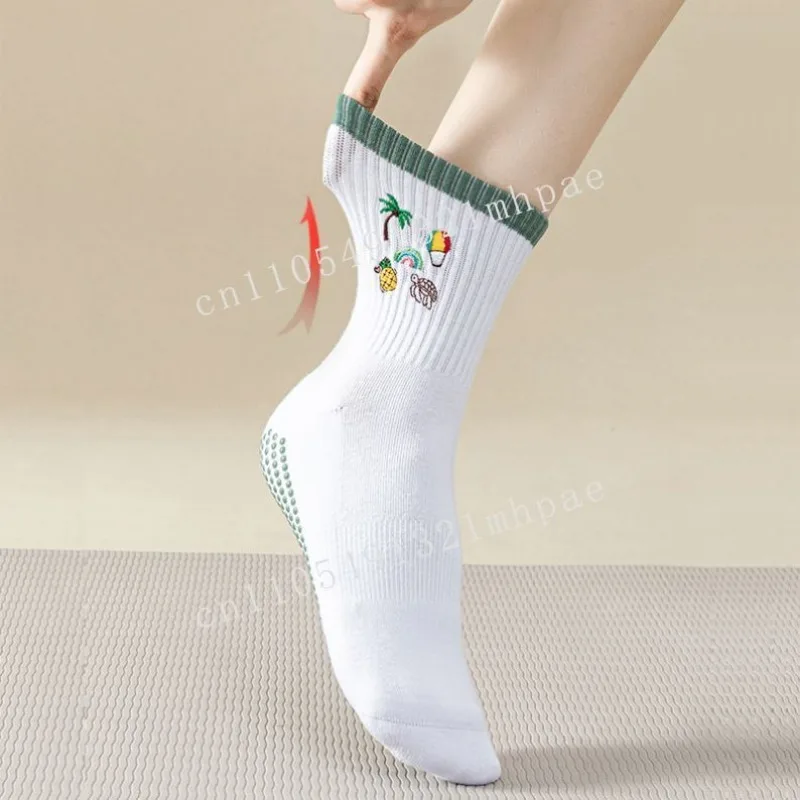 Sample yoga socks 1 pair, randomly shipped, not accepting specified patterns, customizable, minimum order of 100 pairs