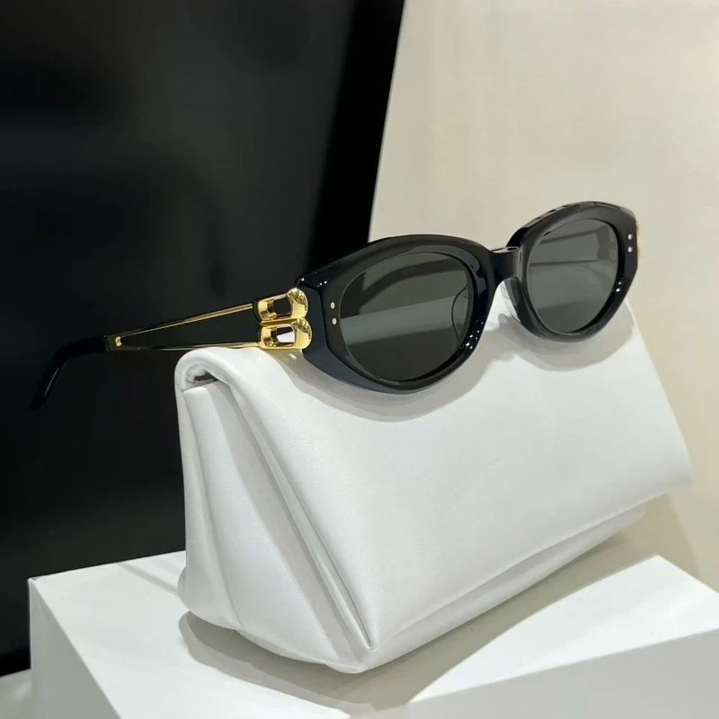 

Sunglasses women's high-end sense, the same metal hollow temple sunglasses