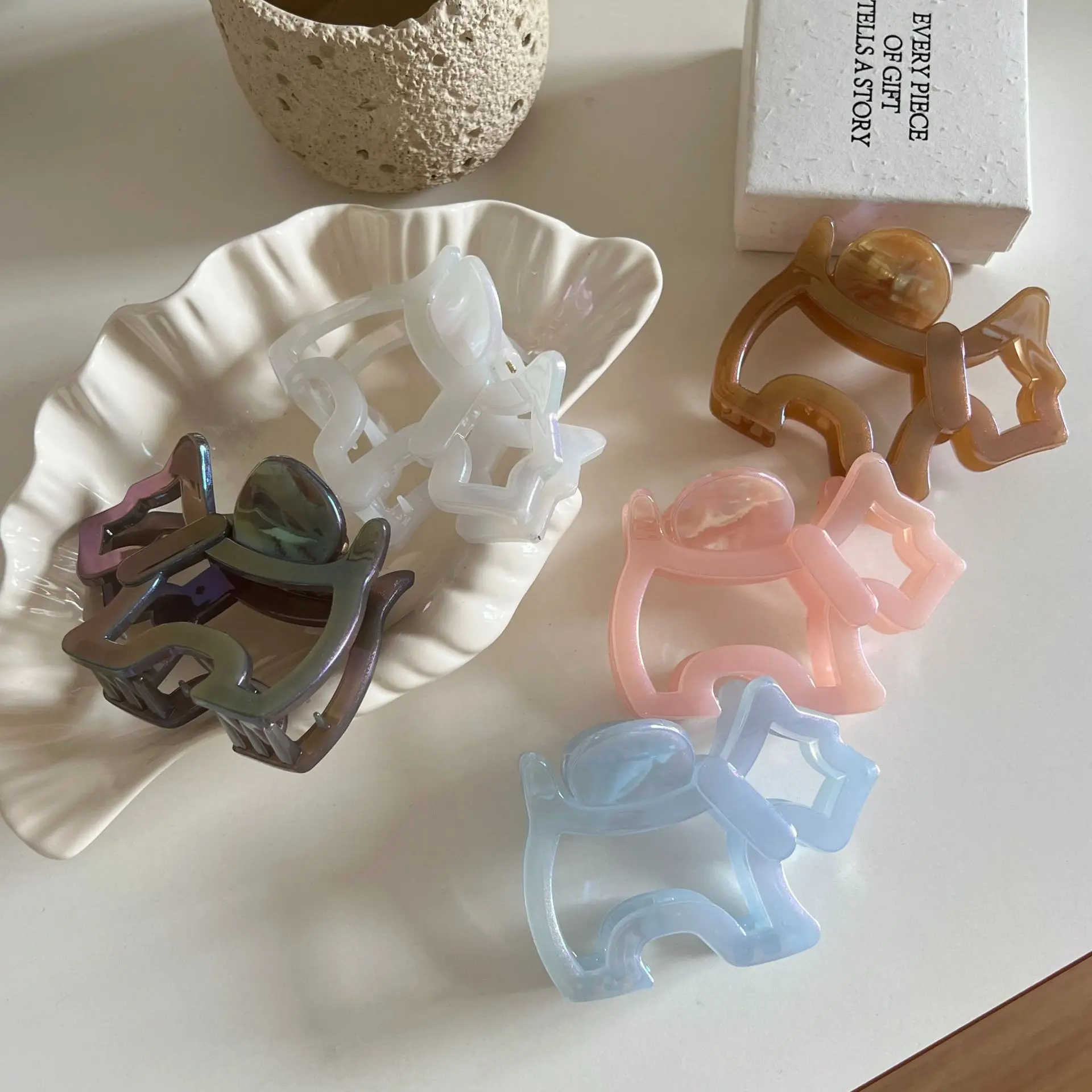 Summer New Design Cute 9cm Jelly-Colored Small Dog Hair Clip For Sweet Girls Plastic Shark Clip Hair Accessory