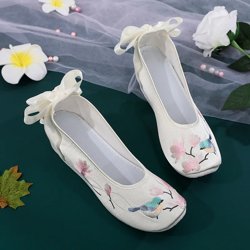 Chaussures Hanfu traditionnelles chinoises pour femmes, chaussures plates rehaussées à l'intérieur de la prairie, chaussures de broderie, chaussures de mariage Hanfu pour femmes