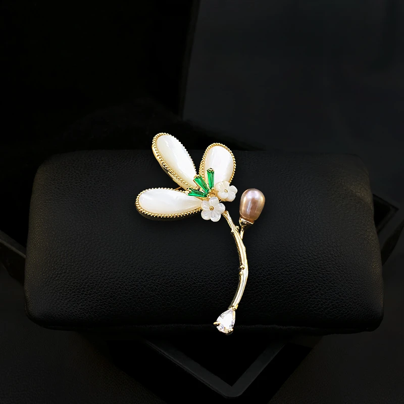 Vintage White Natural Abalone Shell Flower Brooch with Pearl Cubic Zirconia Elegant Classic Chinese Style Jewelry Gift for Women