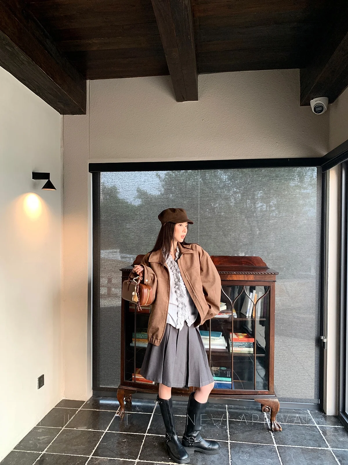 カジュアルスタイルショートスエードジャケット レディース スリムフィット ファッションアウター 2025年秋 バブルレザーコート カジュアルフリップカラージャケット