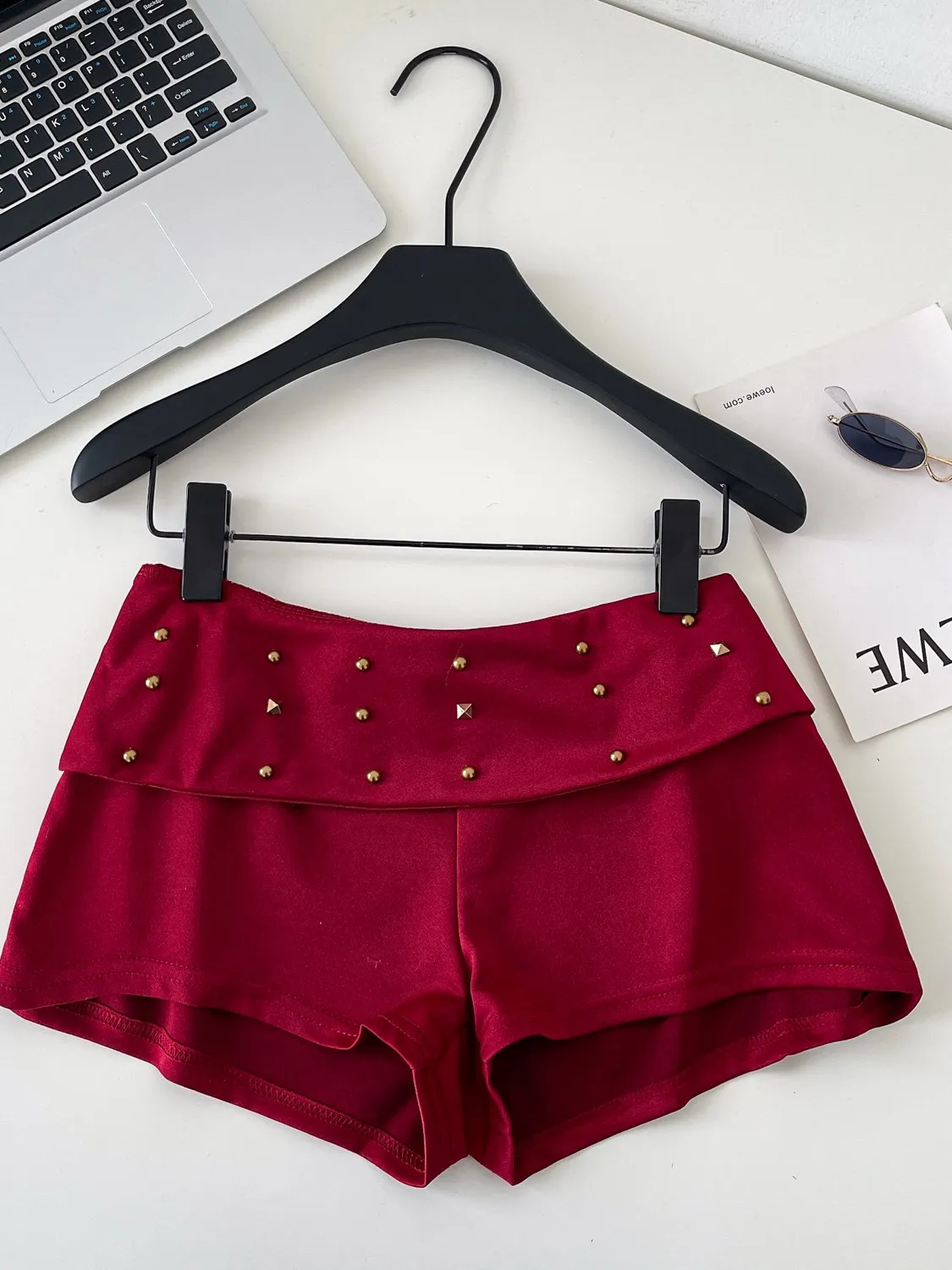 

Шорты Foamlina Y2K Streetwear, сексуальные, темно-красные, с высокой талией, женские, лето 2026, с металлическими заклепками, с отворотами, ультракороткие