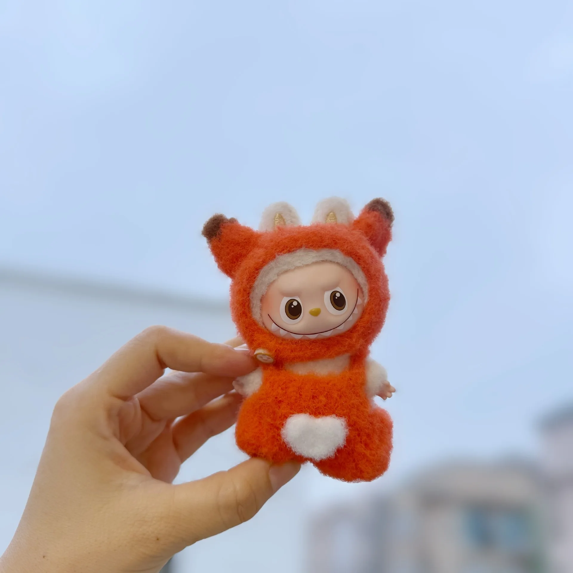 

Одежда для 4-го поколения 4,0 Mini LABUBU, плюшевый комбинезон ручной работы с милой оранжевой лисой, комплект булавок для серии Love