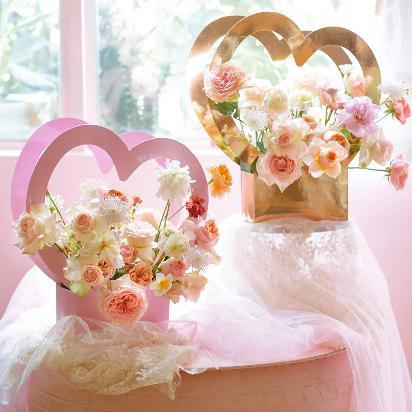 

2Pcs Eco Friendly Wedding Flower Baskets Heart Shaped Handbags Delicate Appearance Exquisite Gift Boxes for Candy Storage Decor