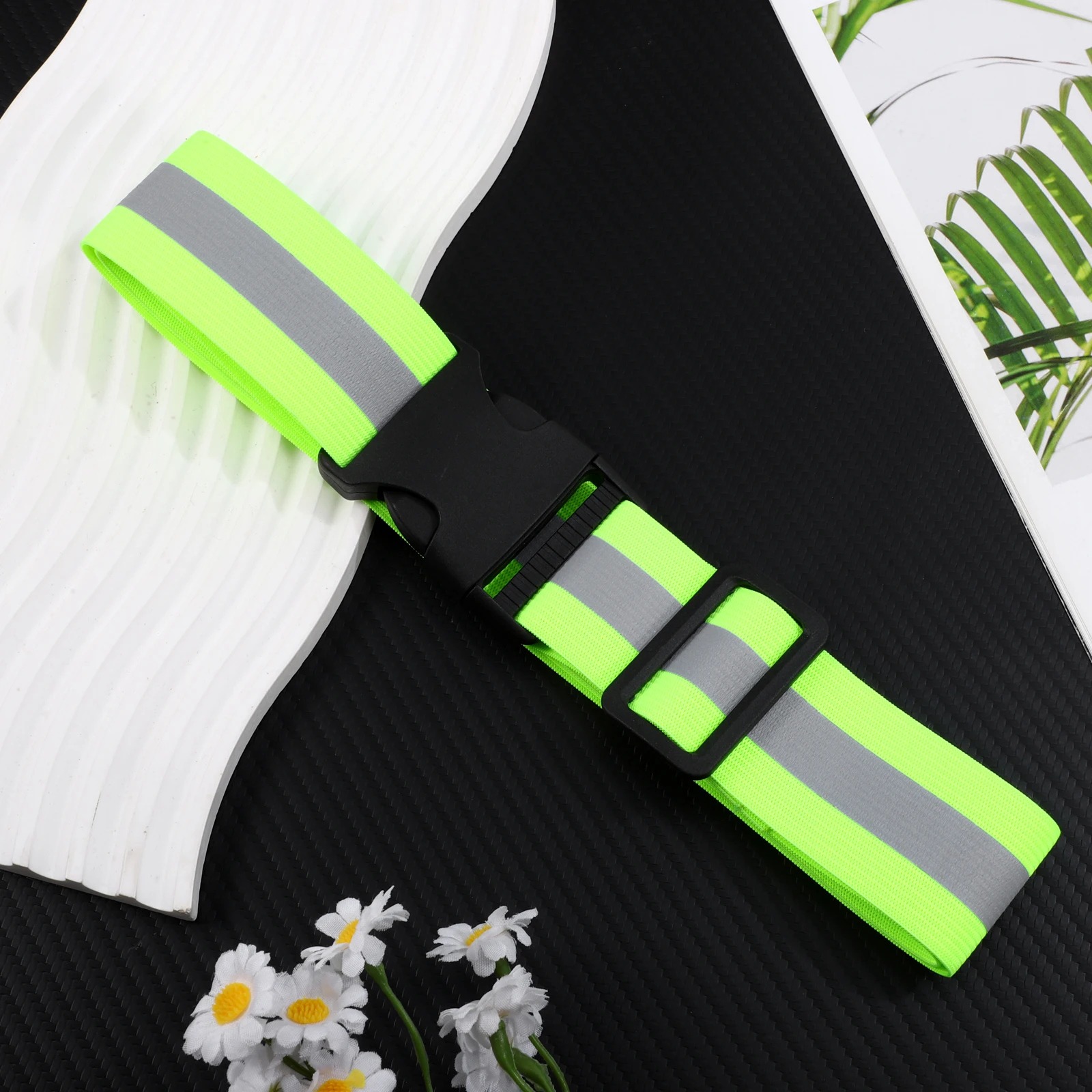 حزام أمان عاكس أخضر فلوري مرن قابل للتعديل وضوح عالي لتشغيل ركوب الدراجات والمشي للسلامة العاكسة