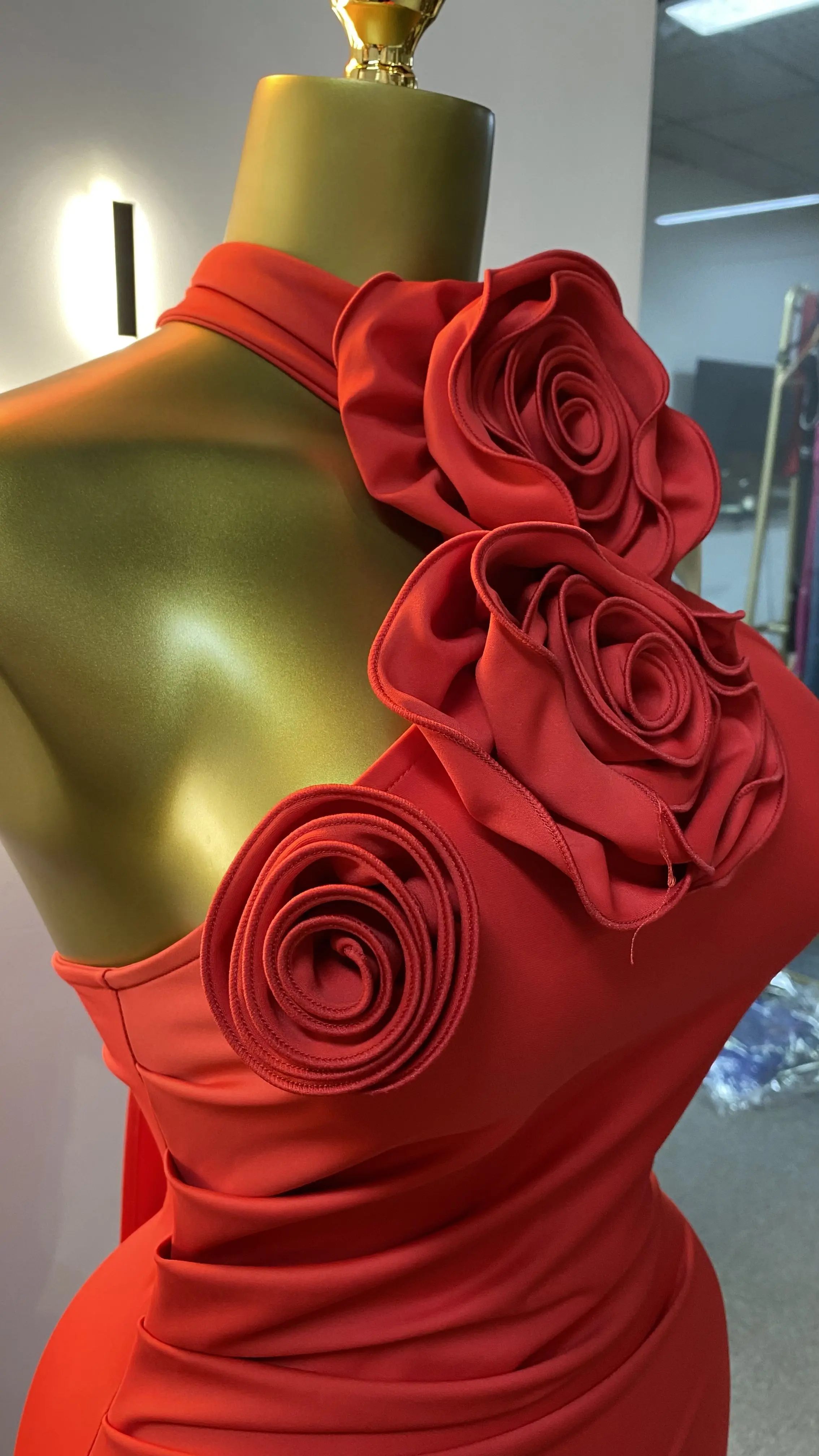 فستان نسائي أنيق وراقي من الساتان الأحمر مزين بالزهور ورقبة عالية من الساتان-GZXX115