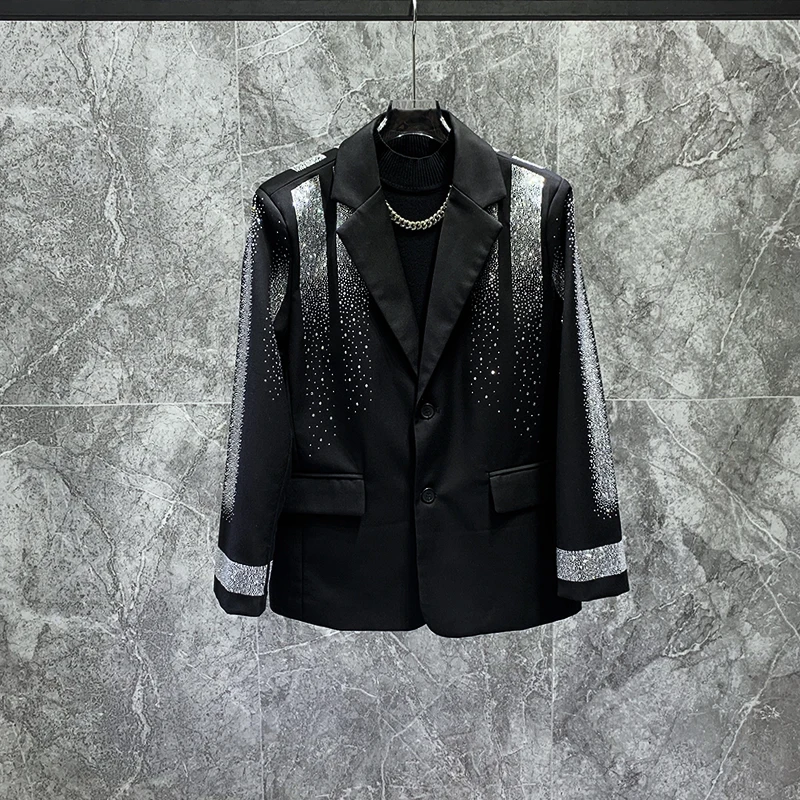 بدلة أنيقة فضفاضة وسيم عصرية جديدة لعام 2025 للرجال النسخة الكورية سترة عالية الجودة من حجر الراين المزودة بالنجوم