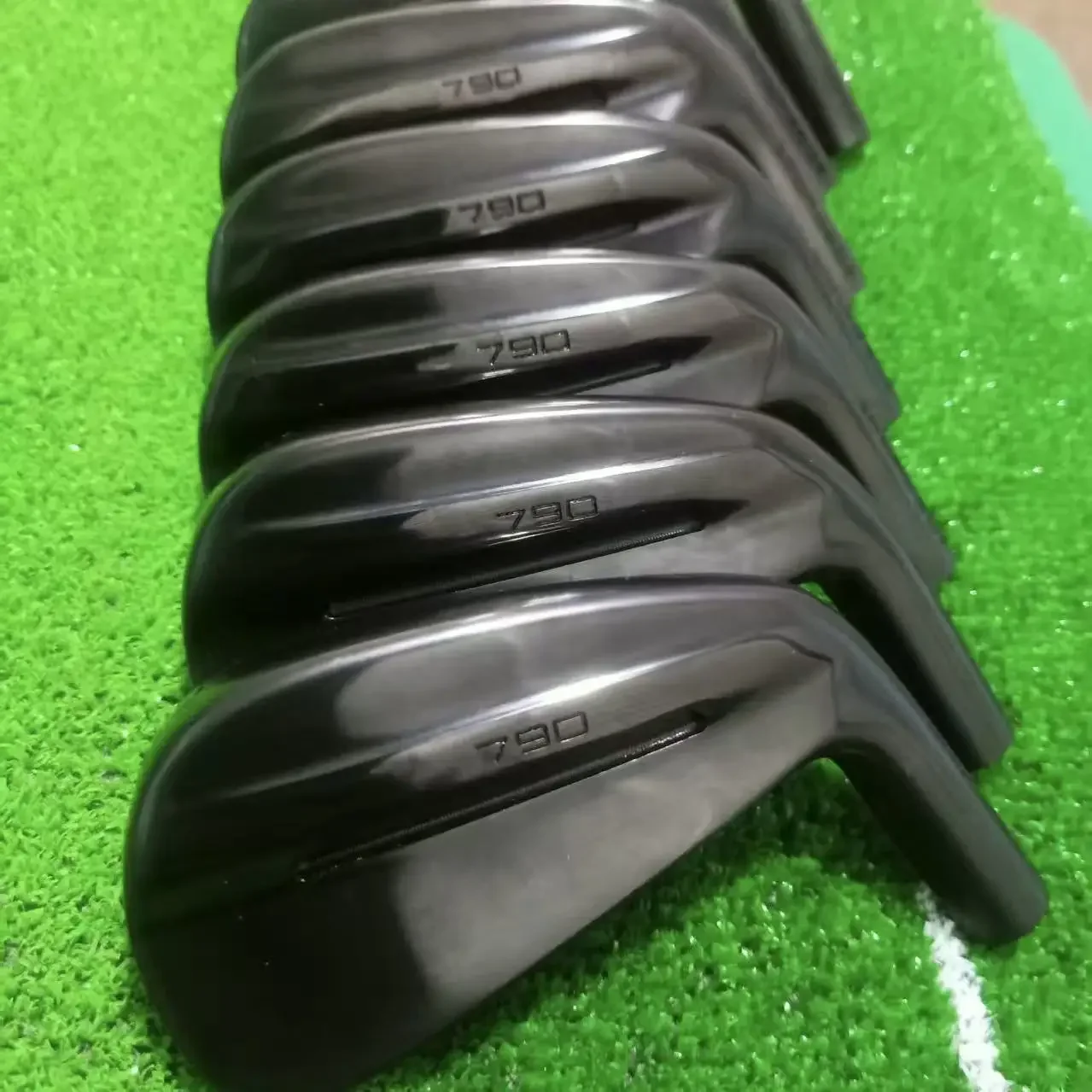 2025 نادي الجولف الجديد للرجال الجيل الخامس 790 مجموعة مكاوي سوداء (456789P) R/s عمود مرن من الفولاذ/الجرافيت مع غطاء علوي #4