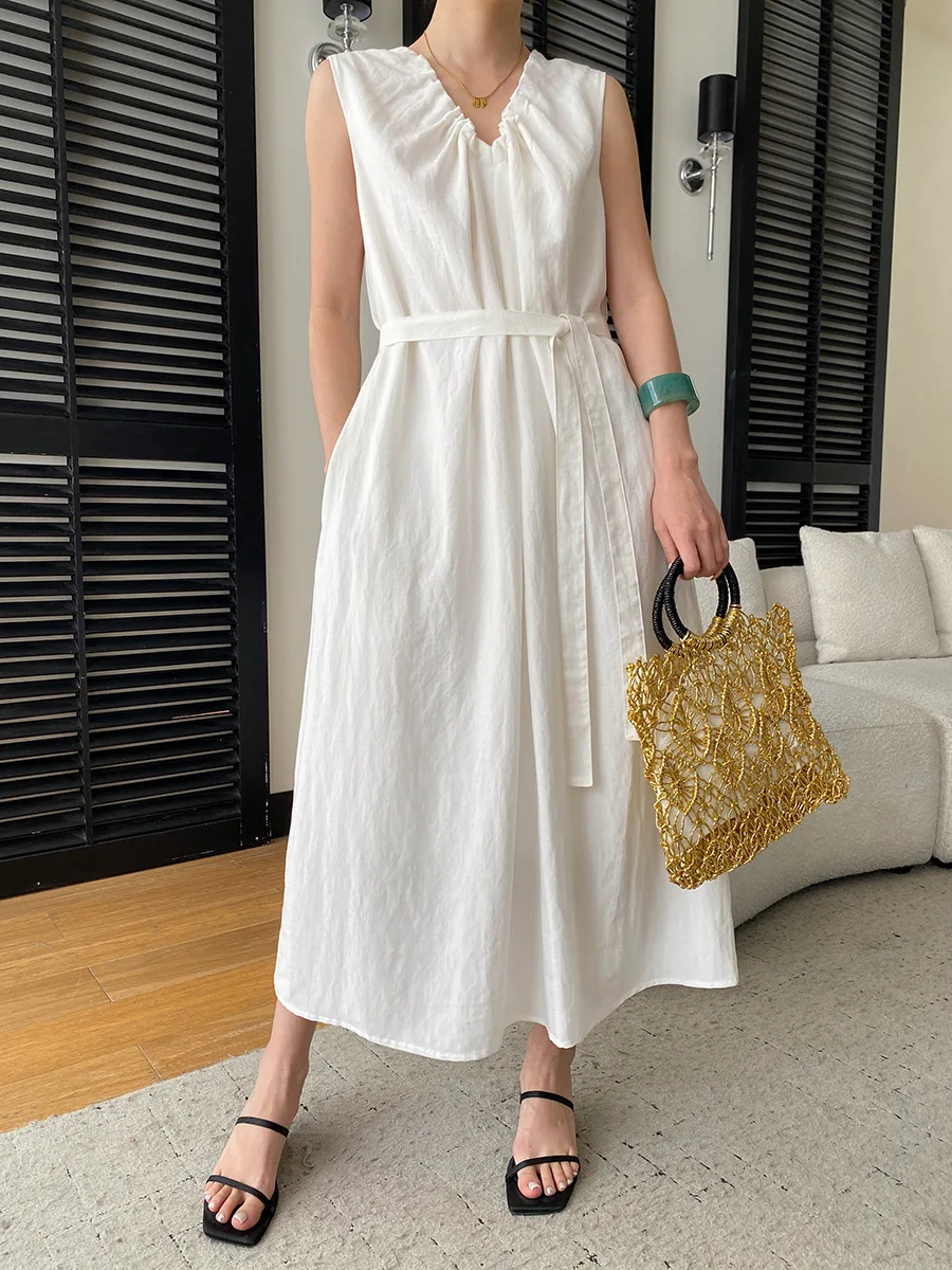 Sommerliches Damenkleid in unifarbenem, plissiertem Design mit V-Ausschnitt, Schnürung an der Taille und schlankmachendem, ärmellosem Schnitt. – Detail 9