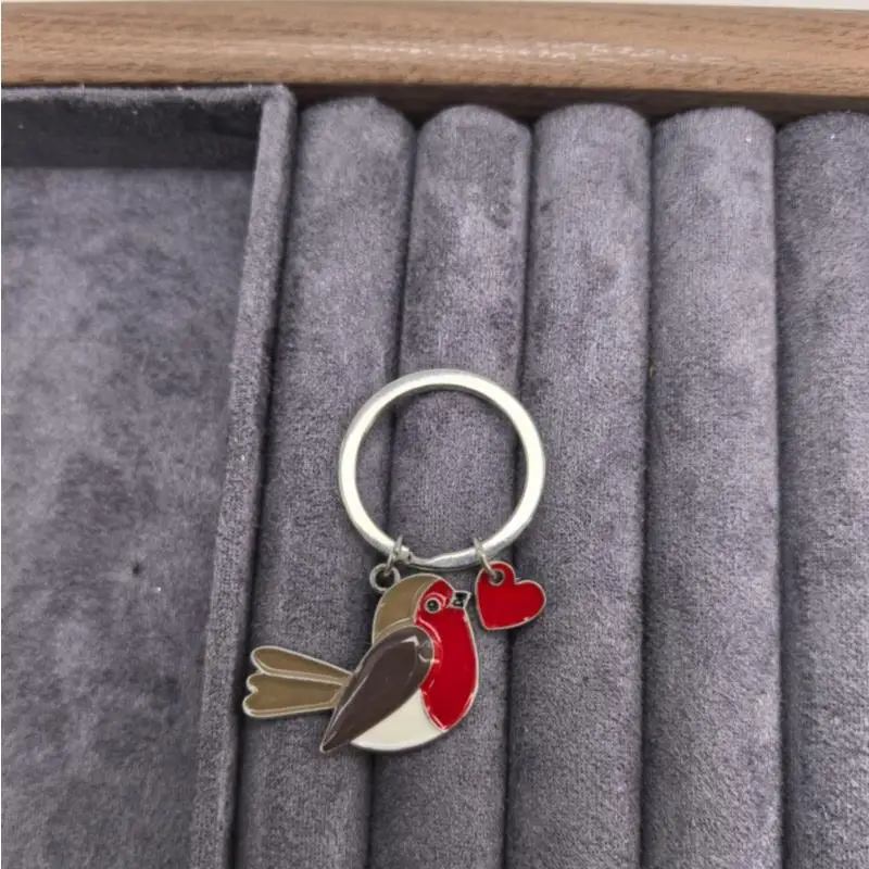 Kreativer Metall-Schlüsselanhänger mit Robin-Vogel, Emaille-Anhänger mit rotem Herz, niedlicher Tierschmuck, Geschenk für sie.