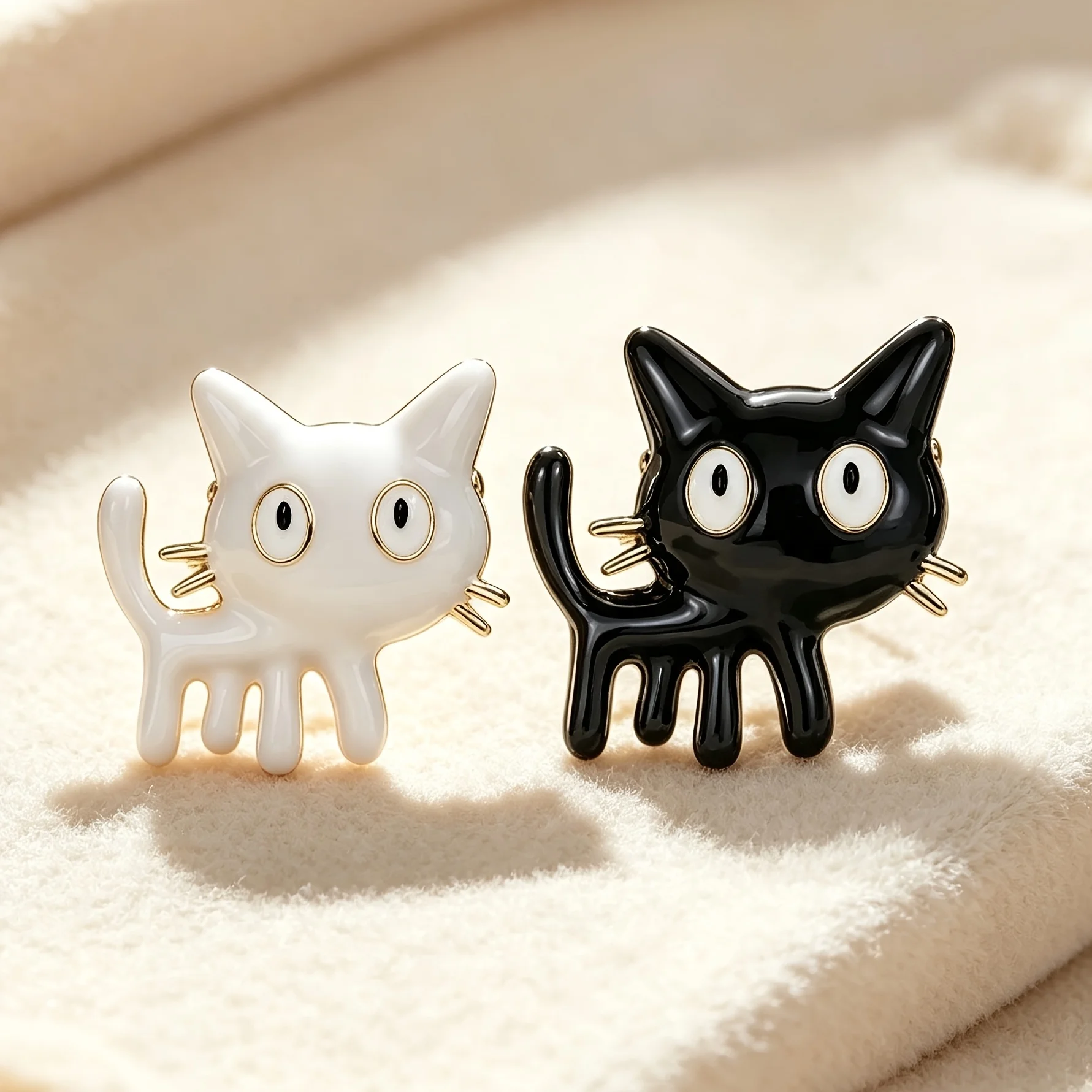 2 Cute Cartoon Cat Brooches, Black and White Kitten Badges, Suitable for Jackets, Blazers, Coats, Scarves, and Backpacks