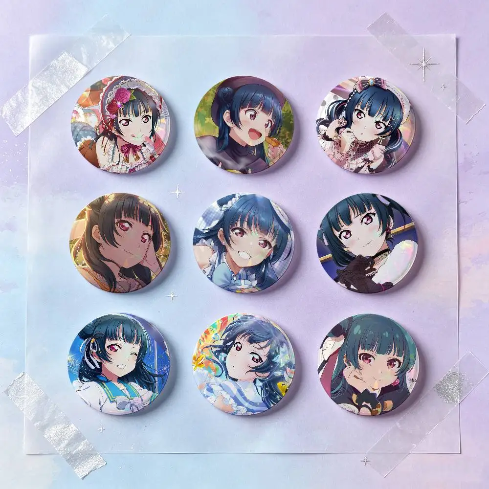 Yoshiko Tsushima Anime-Figur Abzeichen Knopf Runde Kreative Anstecknadel Brosche Taschendekoration Zubehör für Fans Sammler Freunde Geschenke