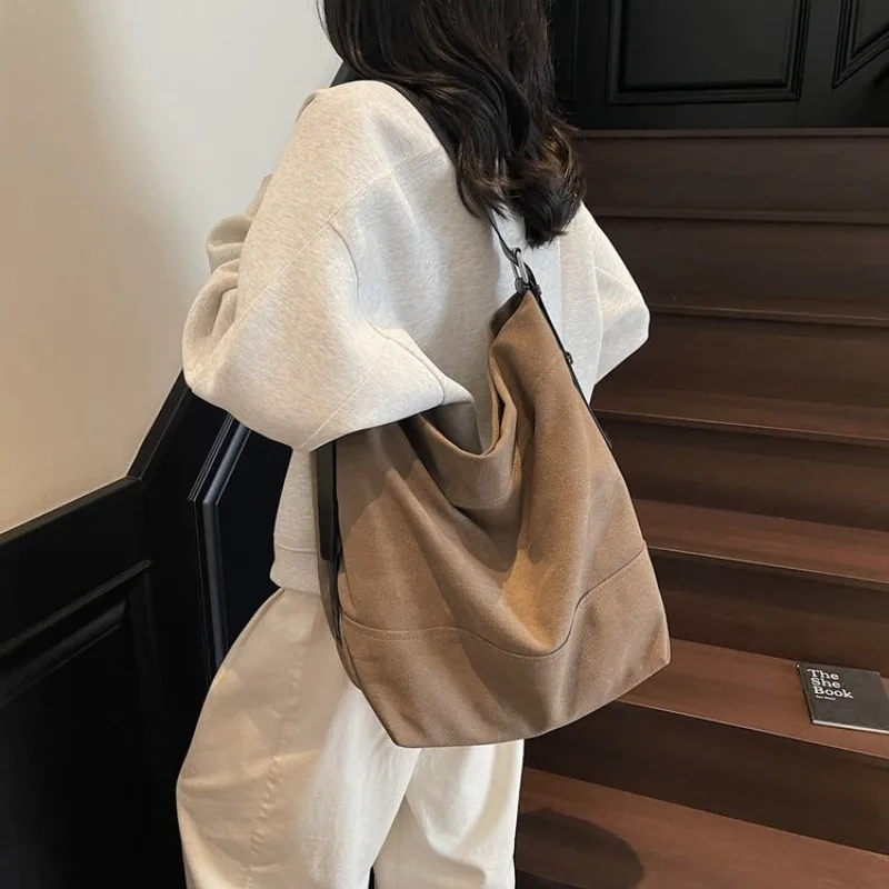 ファッショナブルな質感のあるレザーおむつバッグ、大容量トレンドクロスボディハンドバッグ、女性用高級ヴィンテージショルダートート