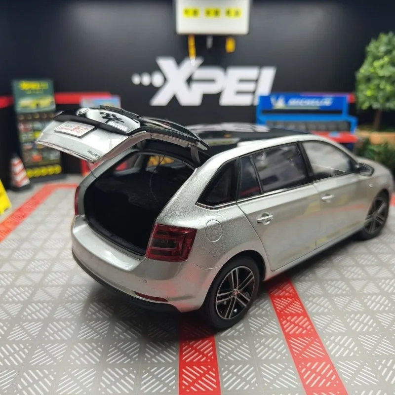 Flaw Defective Special Diecast 1/18 Model Car Skoda Car ModeI Rapid Spaceback Static Display Play Vehicles Toys for Boys