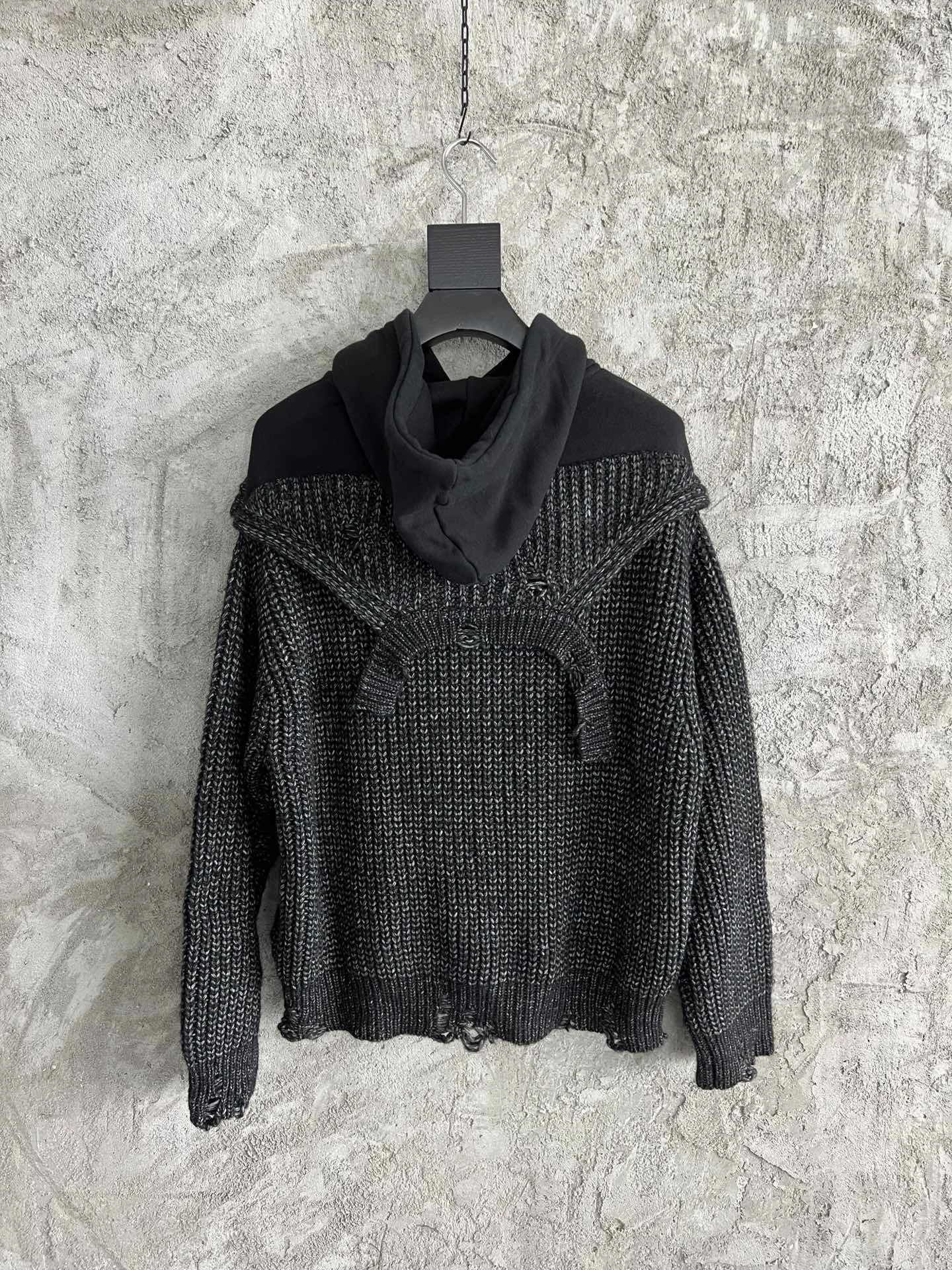 The new fall and winter trend patchwork sweater made by hand old holes is very fashionable and comfortable