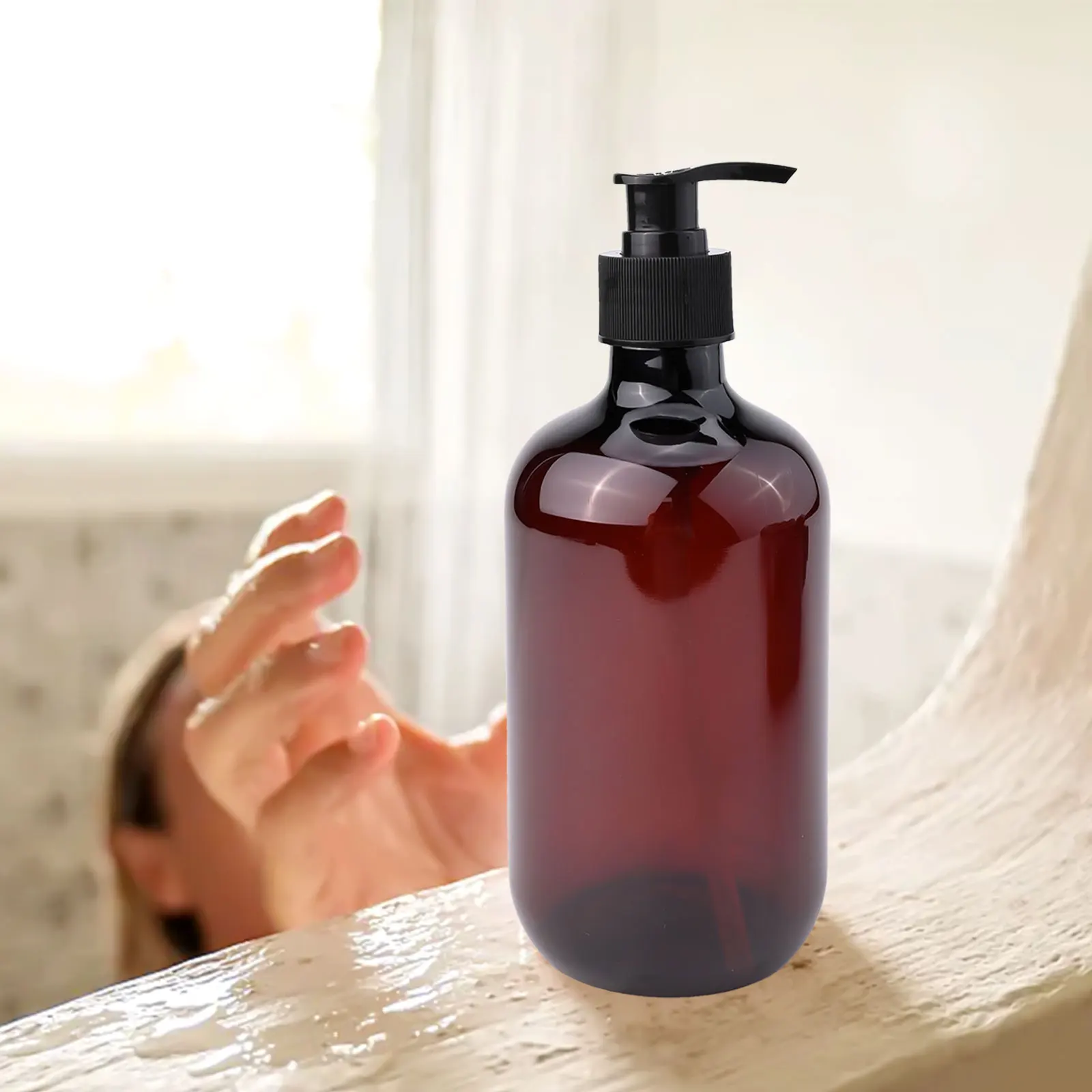 Dispenser di sapone progettato a colori Terapisti Spas. Bottiglia classica Terapisti Balsamo Acqua distillata Prodotti per capelli