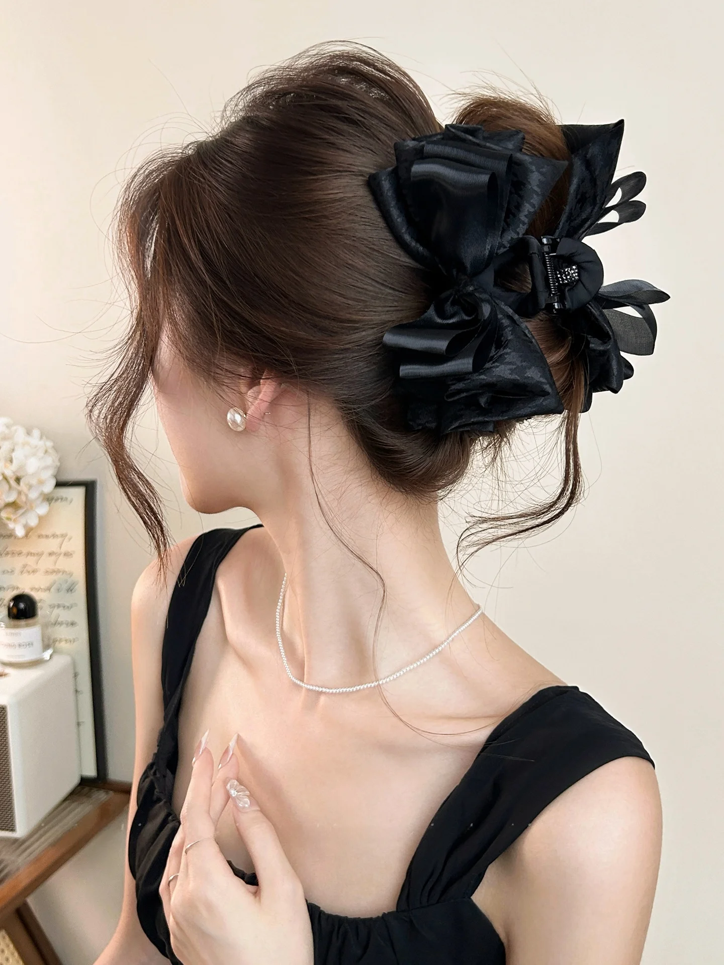 presilha-de-cabelo-elegante-em-cetim-com-no-acessorio-feminino-estiloso-para-coques-e-uso-casual-presilha-confortavel-para-fixar-o-cabelo