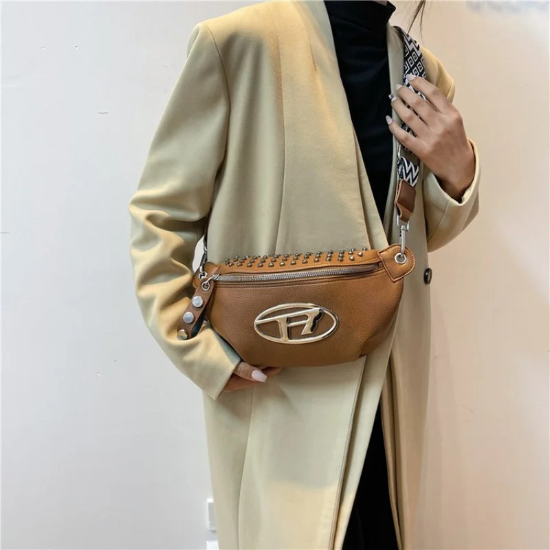 

Elegant Large Capacity Commuter Handbag for Business Women with Solid Color and Simple Fashionable Design