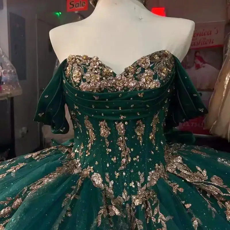 

Customized Classic Emerald Green Quinceanera Dresses Sweetheart Off The Shoulder Gold Applique Ball Gown Sweet vestidos de