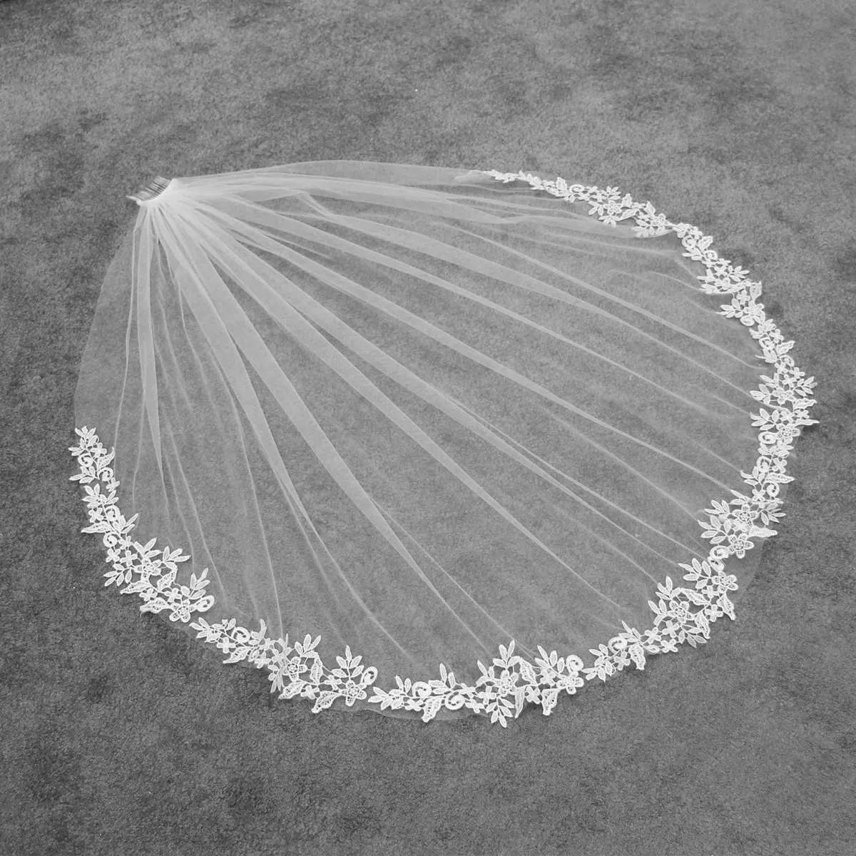 V683 Elegant Bridal White Veil One-Layer Tulle Handamde Lace Appliqued Edge Brides to Be Headdress Veil for Wedding Dress