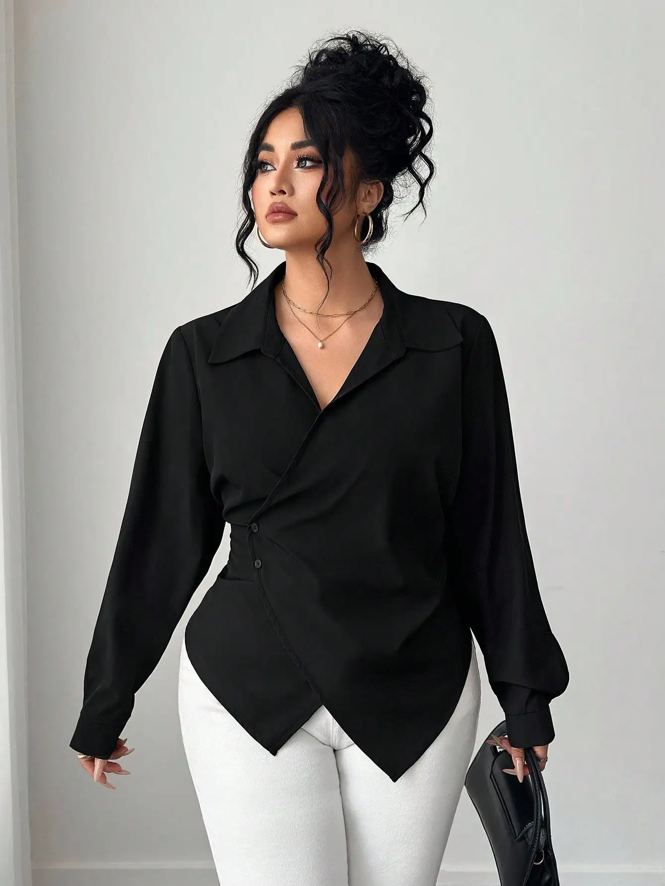 

Женская блузка больших размеров с асимметричным подолом и длинными рукавами